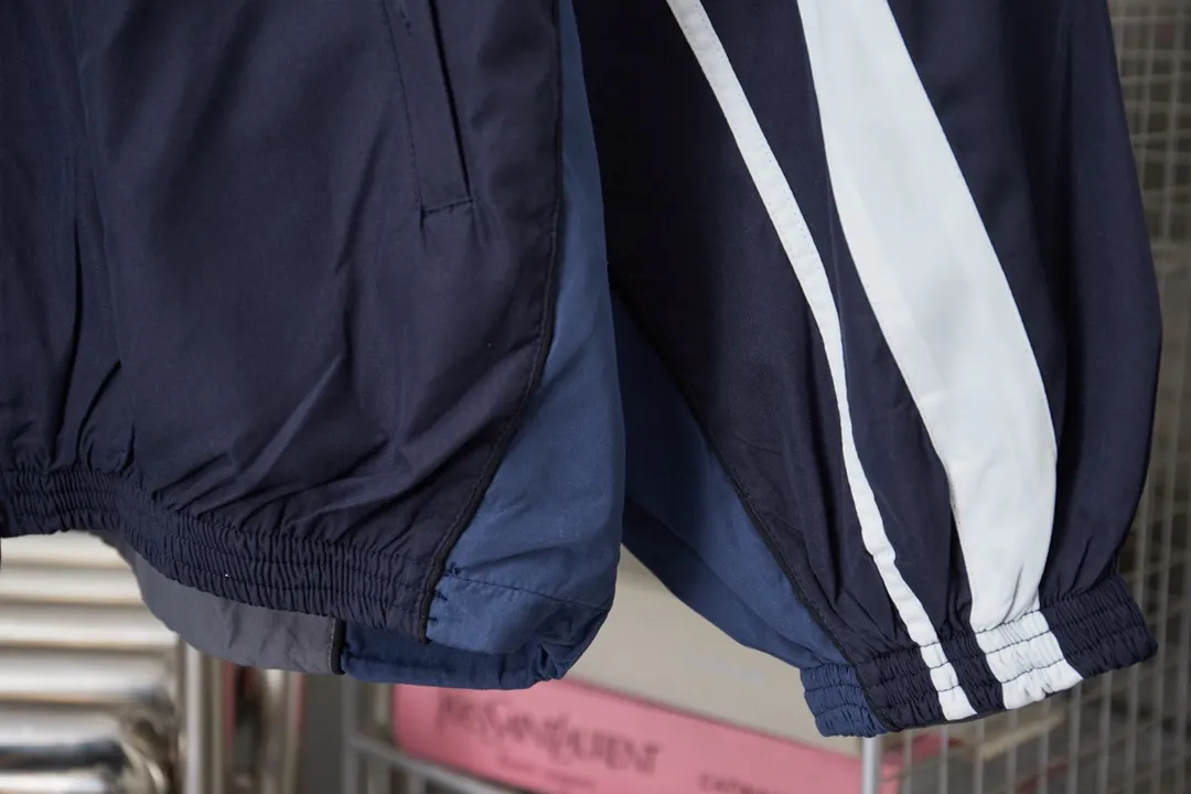 Balenciaga 𝘽𝘼𝙇𝙀𝙉𝘾𝙄𝘼𝙂𝘼 BLCG 25SS double-split waterproof waterproof jacket. Light luxury. A must-have item for men and women for daily commuting. Correct version. Welcome to compare. Detailed features · Customized matt Taslan jacket fabric · The entire fabric is pre-treated with a waterproof coating · The interior is made of three-grade polyester bird's eye mesh · OS ultra-loose silhouette design · Side zipper pockets Small stand-up collar design · Internal zipper pocket design · Elastic waistband design at the hem · Customized molded hardware zipper Jacket double puller design · Imported environmentally friendly glue screen printing process · Imported Tajima machine embroidery ring logo · Original main mark washed tag brand packaging Color: White/Royal Blue Size: 46/48/50/52